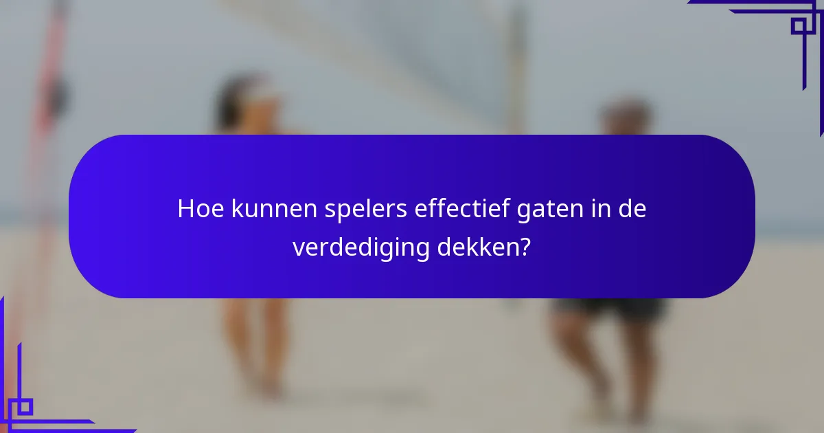 Hoe kunnen spelers effectief gaten in de verdediging dekken?